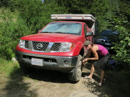 Melissa undoing the lug nuts while I take a break from the heat and mosquitoes... yay!