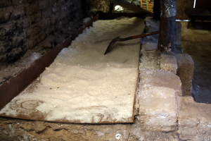 Drying the salt after being picked up (first step)