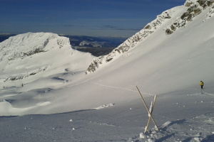 First a long traverse to get to a nice bowl with less wind affected snow. Bamboo sticks mark the roads for the cats